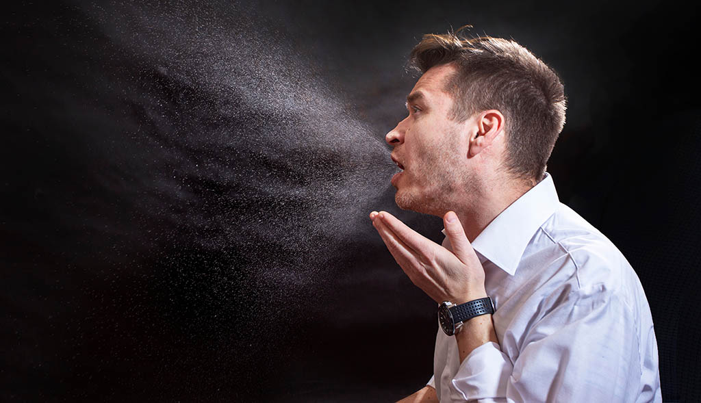 Un video mostra le goccioline che si liberano quando si parla